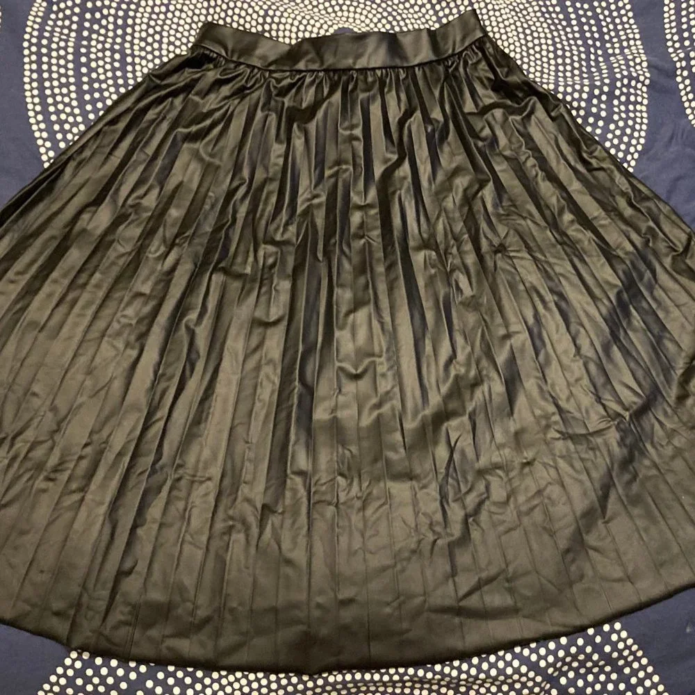 Picture Perfect pleated black faux leather midi skirt-NWT - Picture 2 of 4